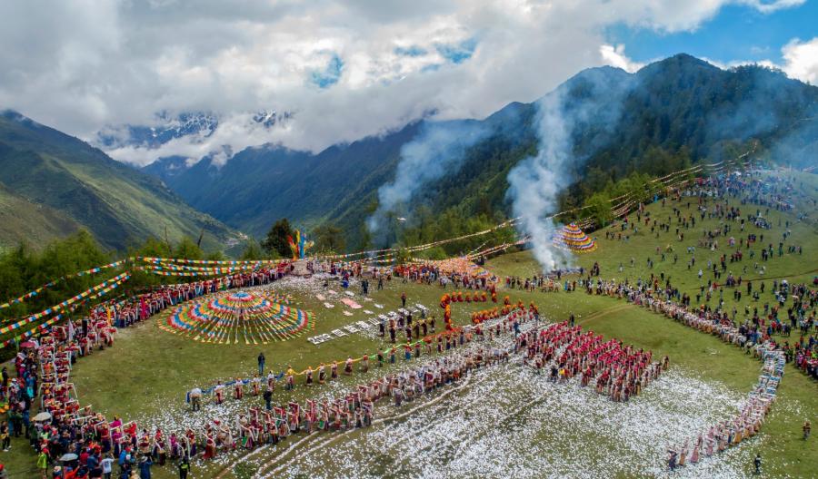 图为：2019年四姑娘山传统朝山会.jpg